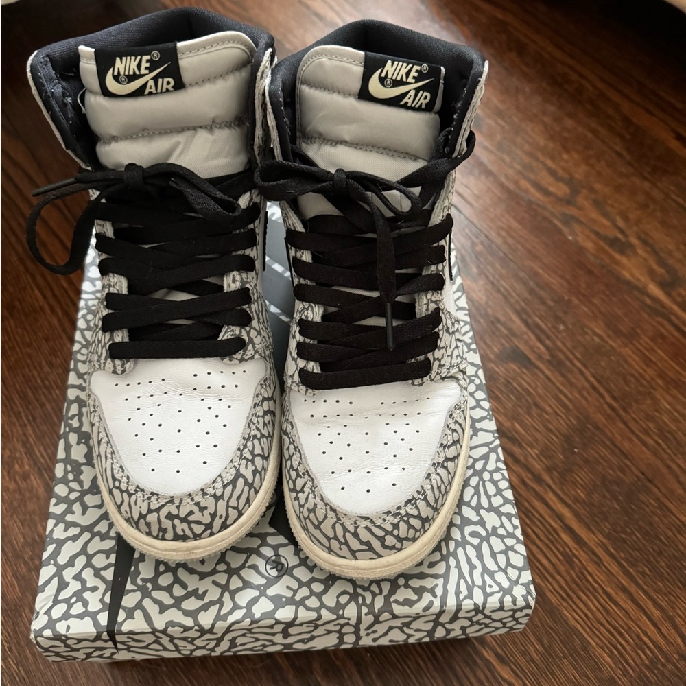Air Jordan 1 Mid SE
Big Kids' Shoes